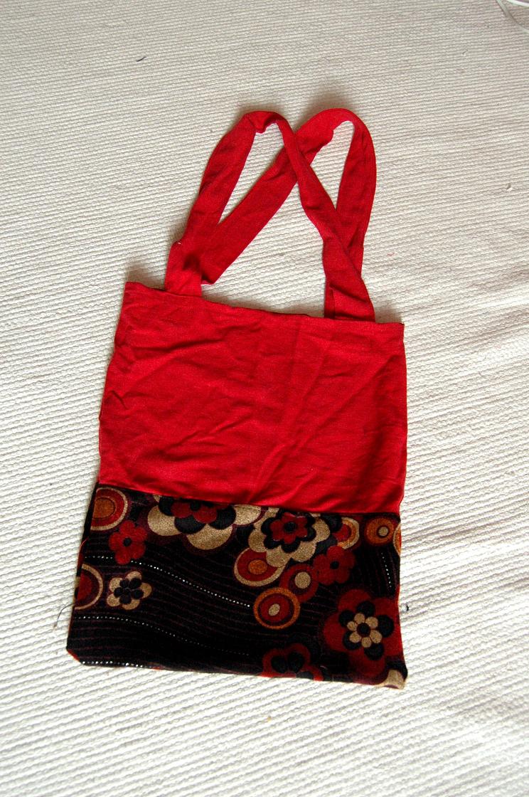 červená taška s květinami