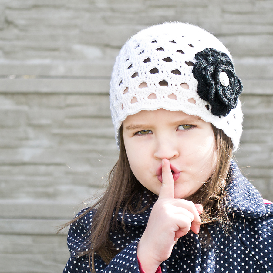 Bílá čepička s květem