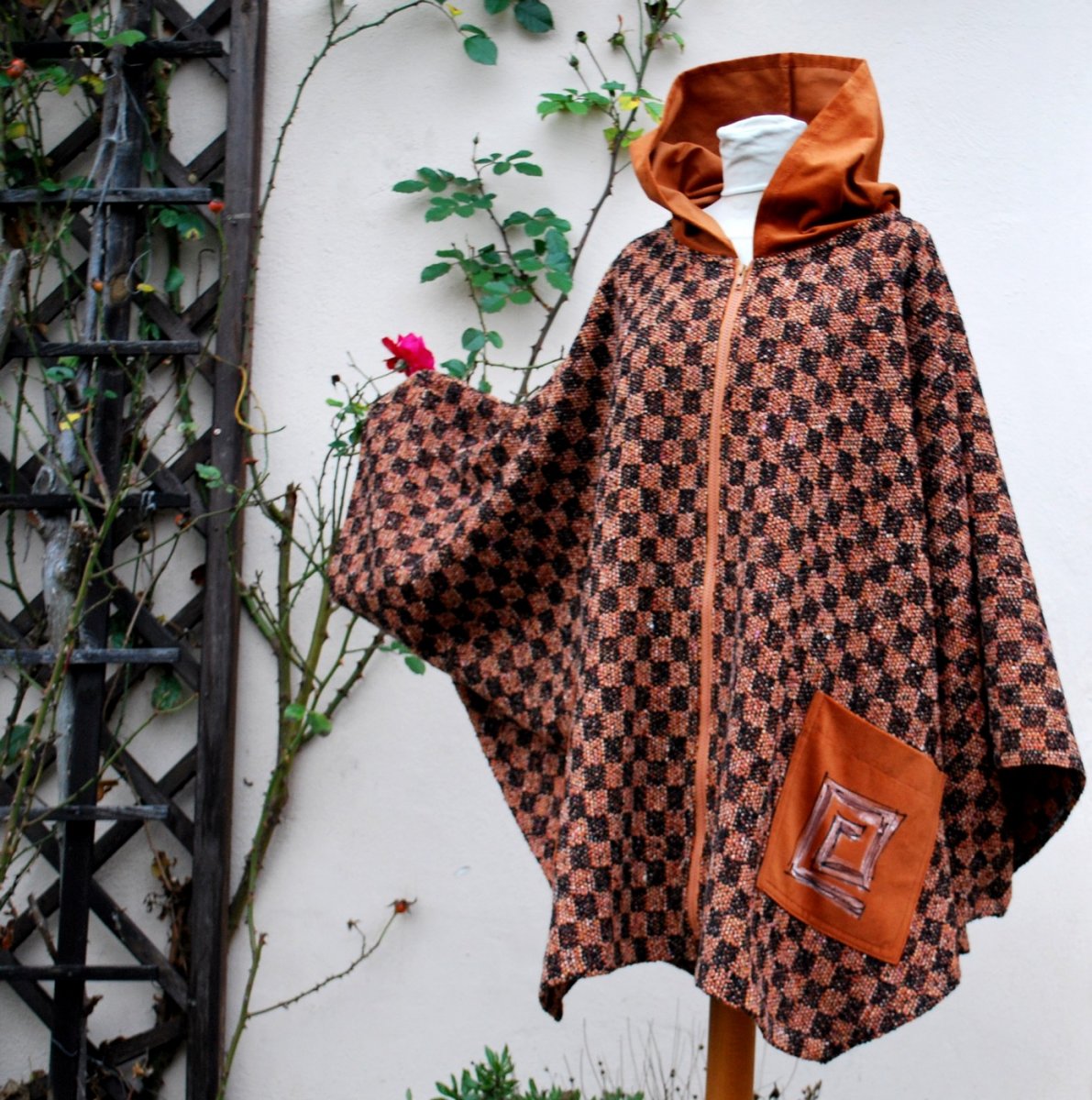 V kostkách s kapucí a zipem