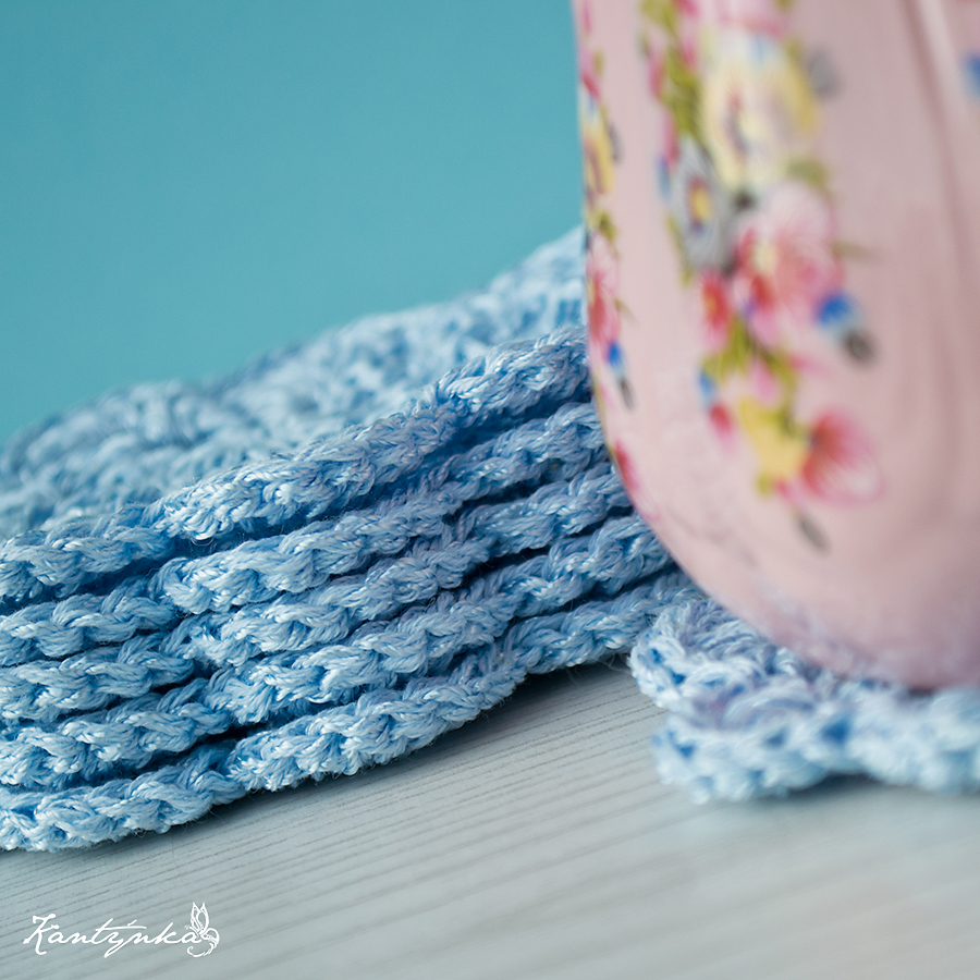 Modré květy jako podložky pod hrnky