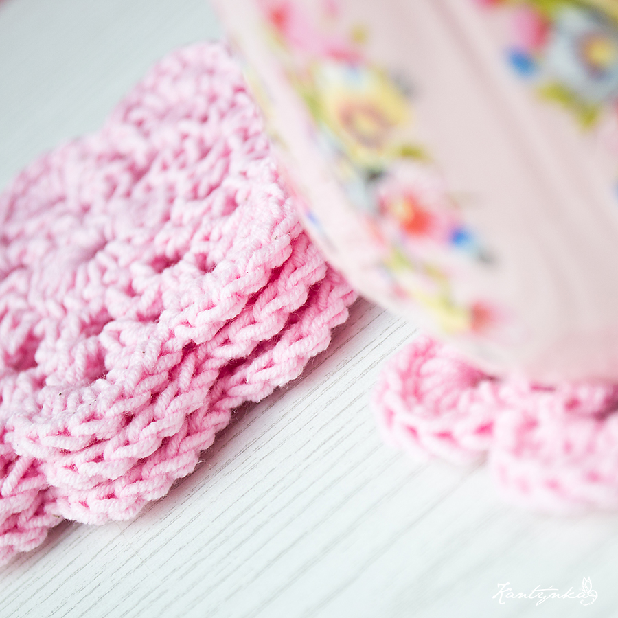 Růžové květy jako podložky pod hrnky