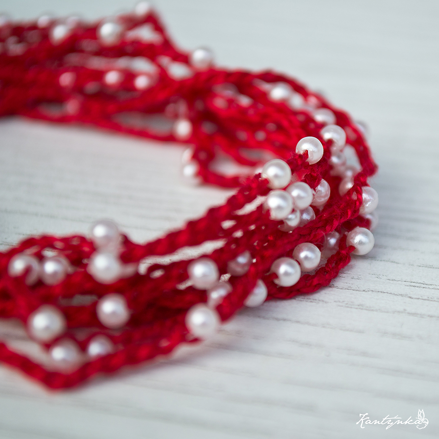 Háčkovaný náramek s perličkami