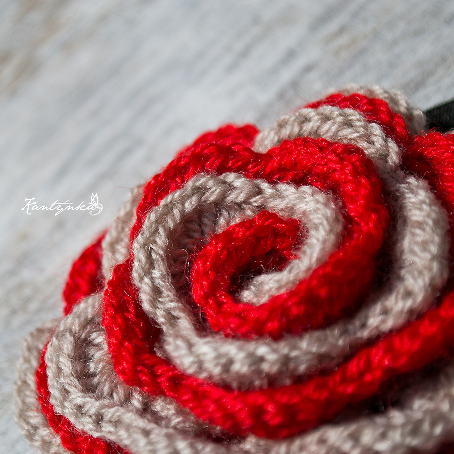 Dívčí čelenka s háčkovanou květinou