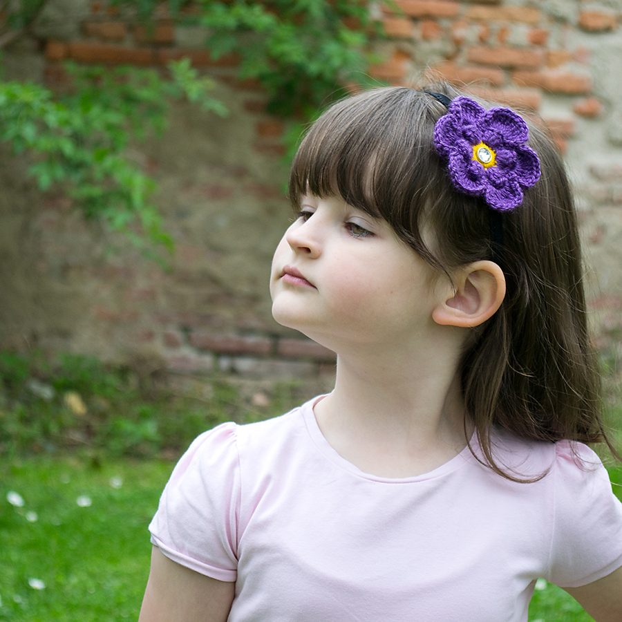 Dívčí čelenka s háčkovanou květinou