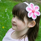 Dívčí čelenka s háčkovanou květinou
