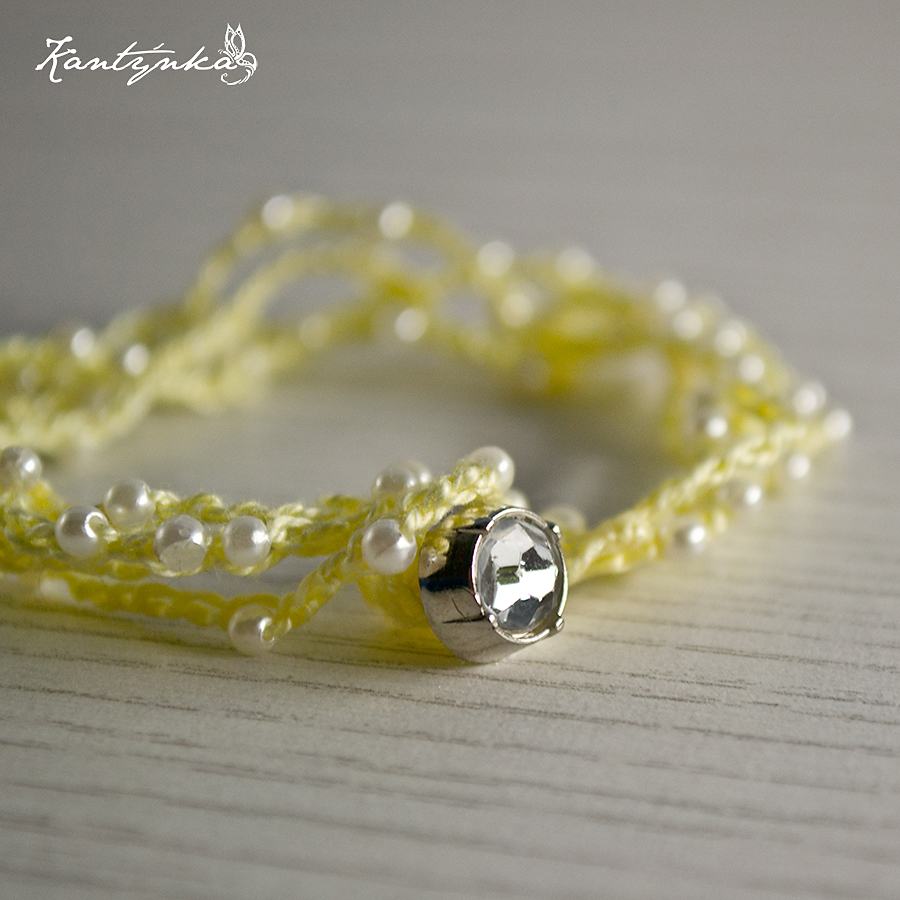 Háčkovaný náramek s perličkami