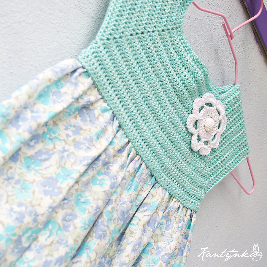 Dívčí šatičky sladce tyrkysové s květy