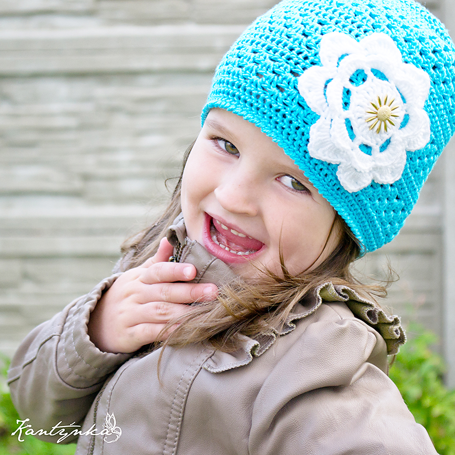 Tyrkysová čepička s velkým bílým květem