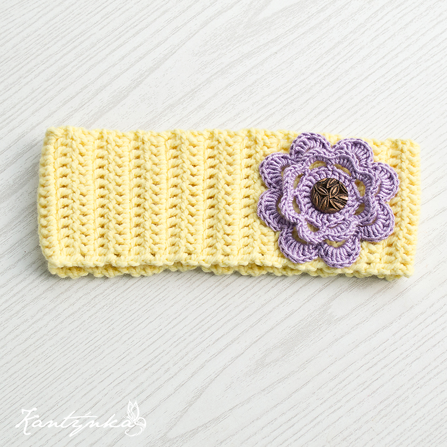 Žlutá čelenka s fialovým květem