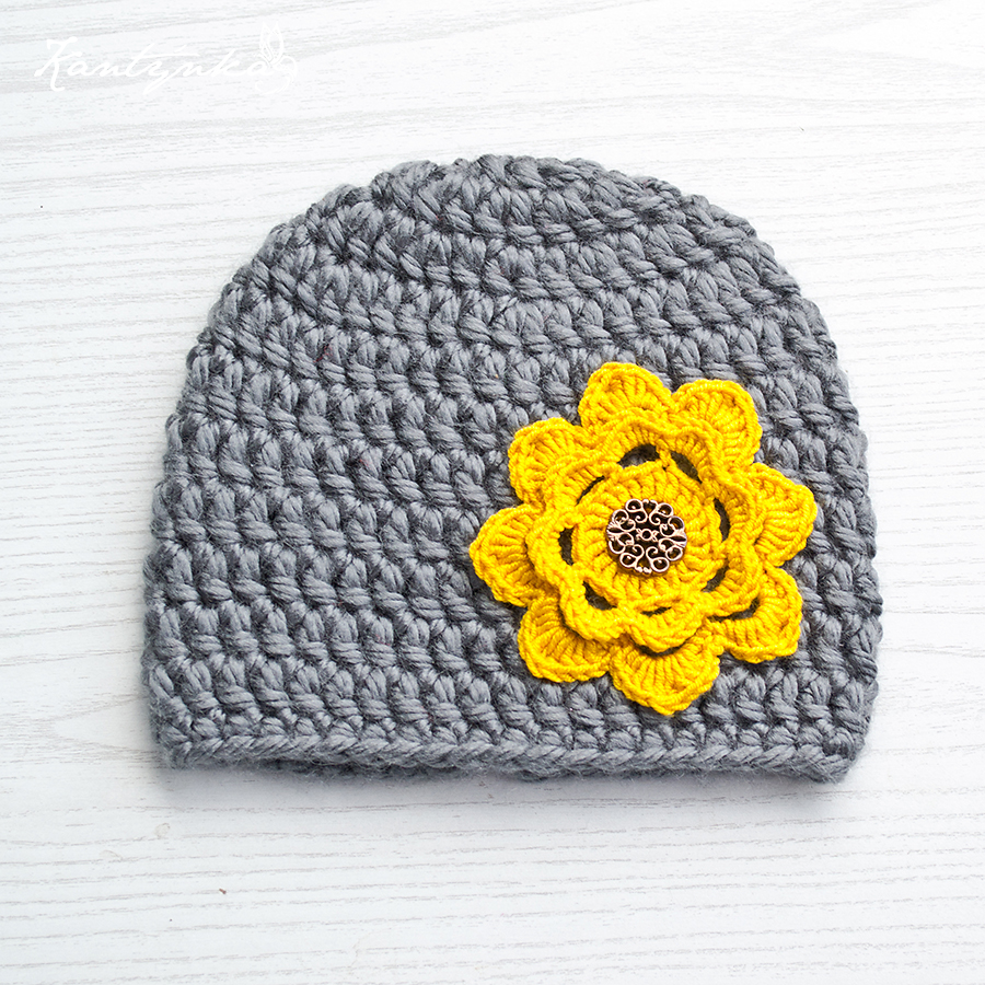 Šedá čepička se žlutým květem