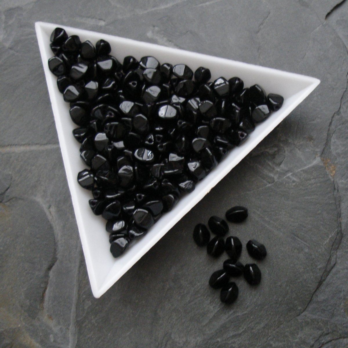 Mačkané korálky pohanka 5mm - černé - 50 ks