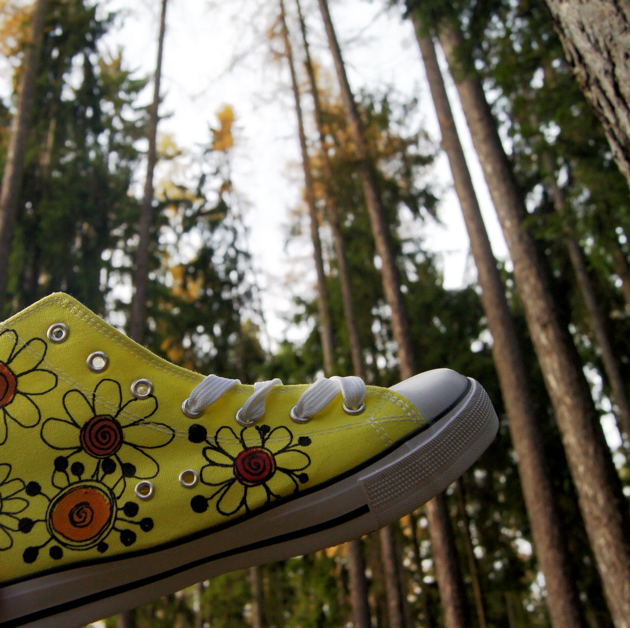 Malované tenisky žluté kytkaté vel.40