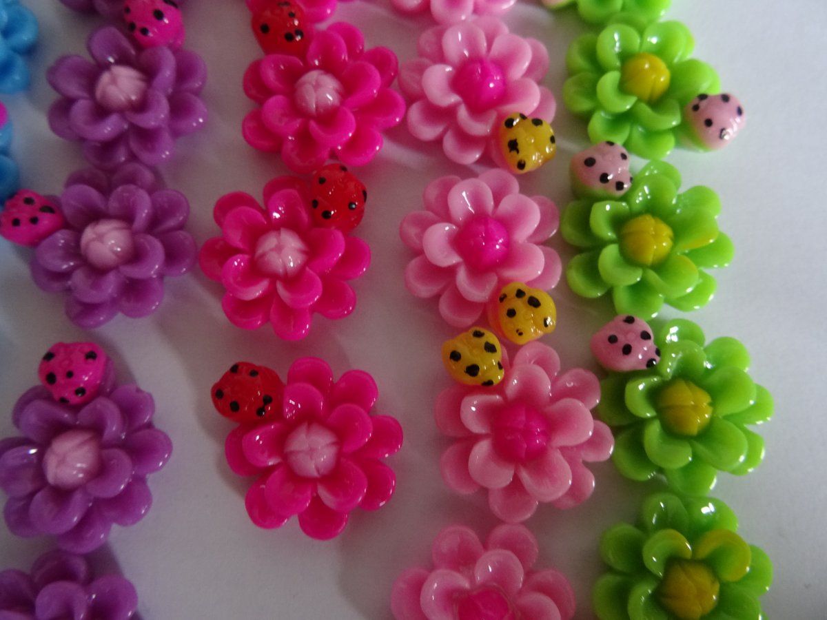 Knoflík kytička s beruškou nalepovací