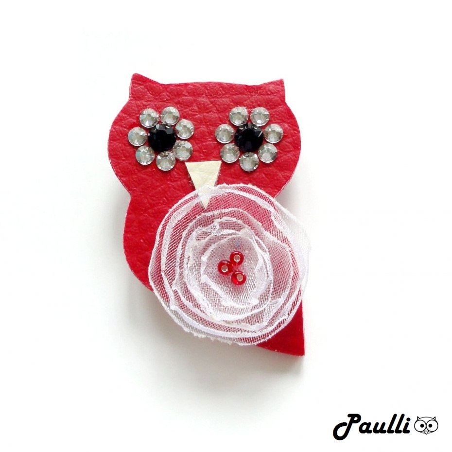 Červená sovička s květinou