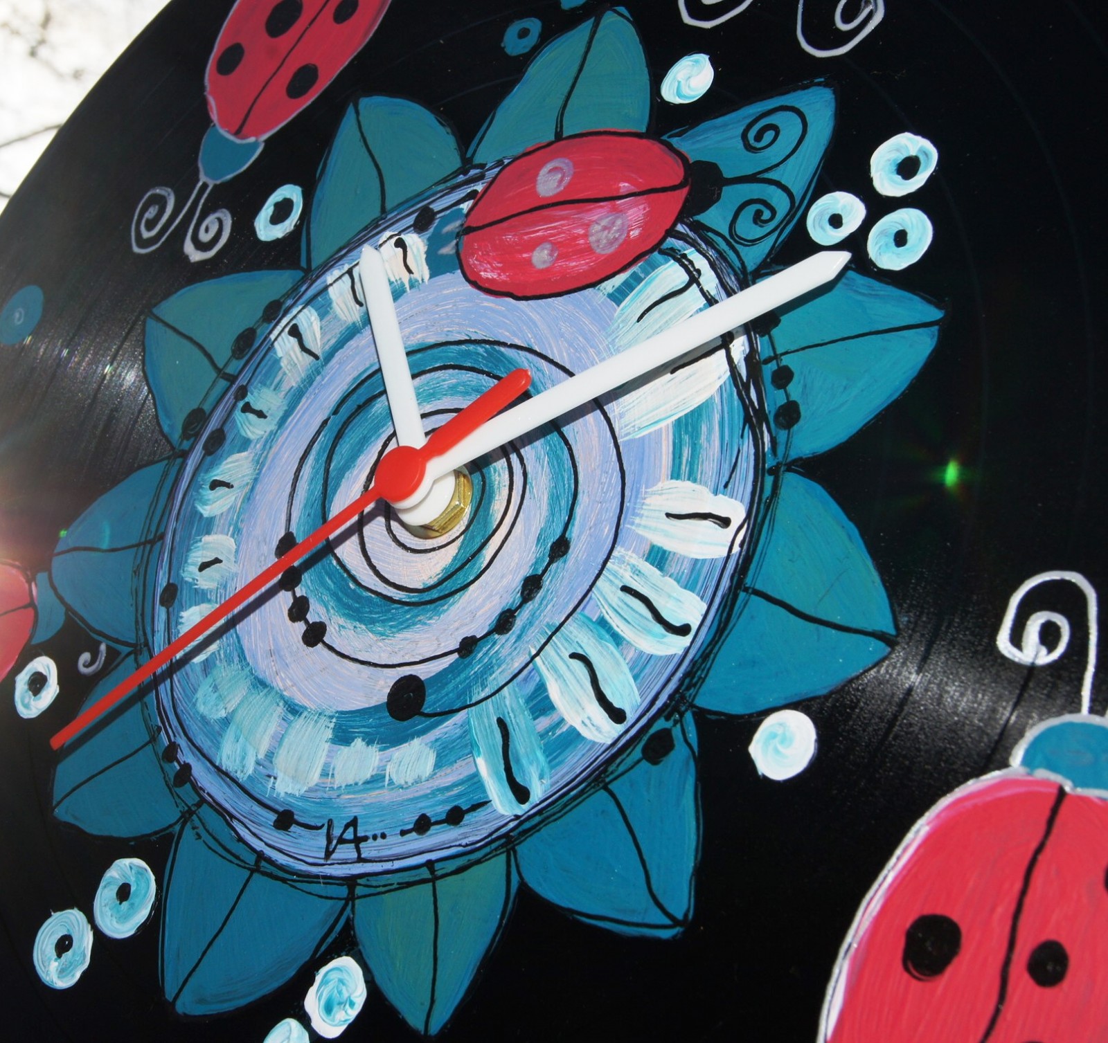 Originální vinylové hodiny beruškové III