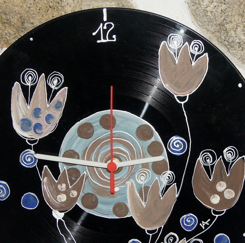 Originální vinylové hodiny tulipány v hnědém :)