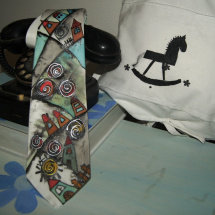 Bílá malovaná kravata  domečková