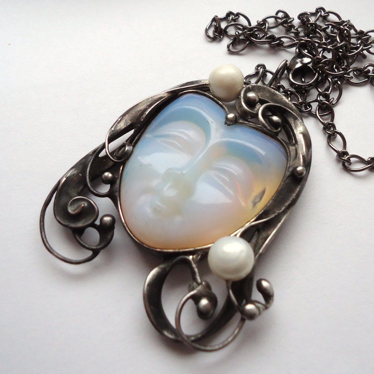 Dívka s perlami ve vlasech (opalit)