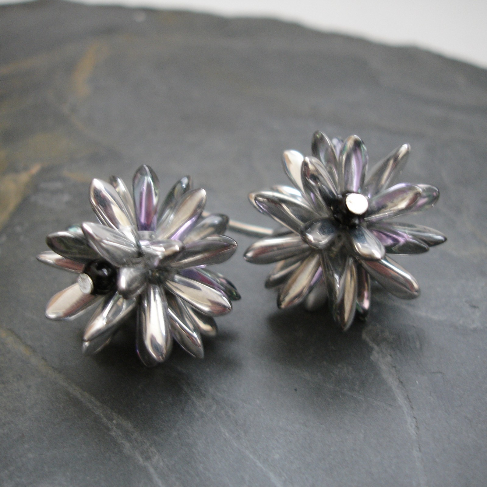 Ježci šití z jazýčků - pokovené stříbrno-fialové