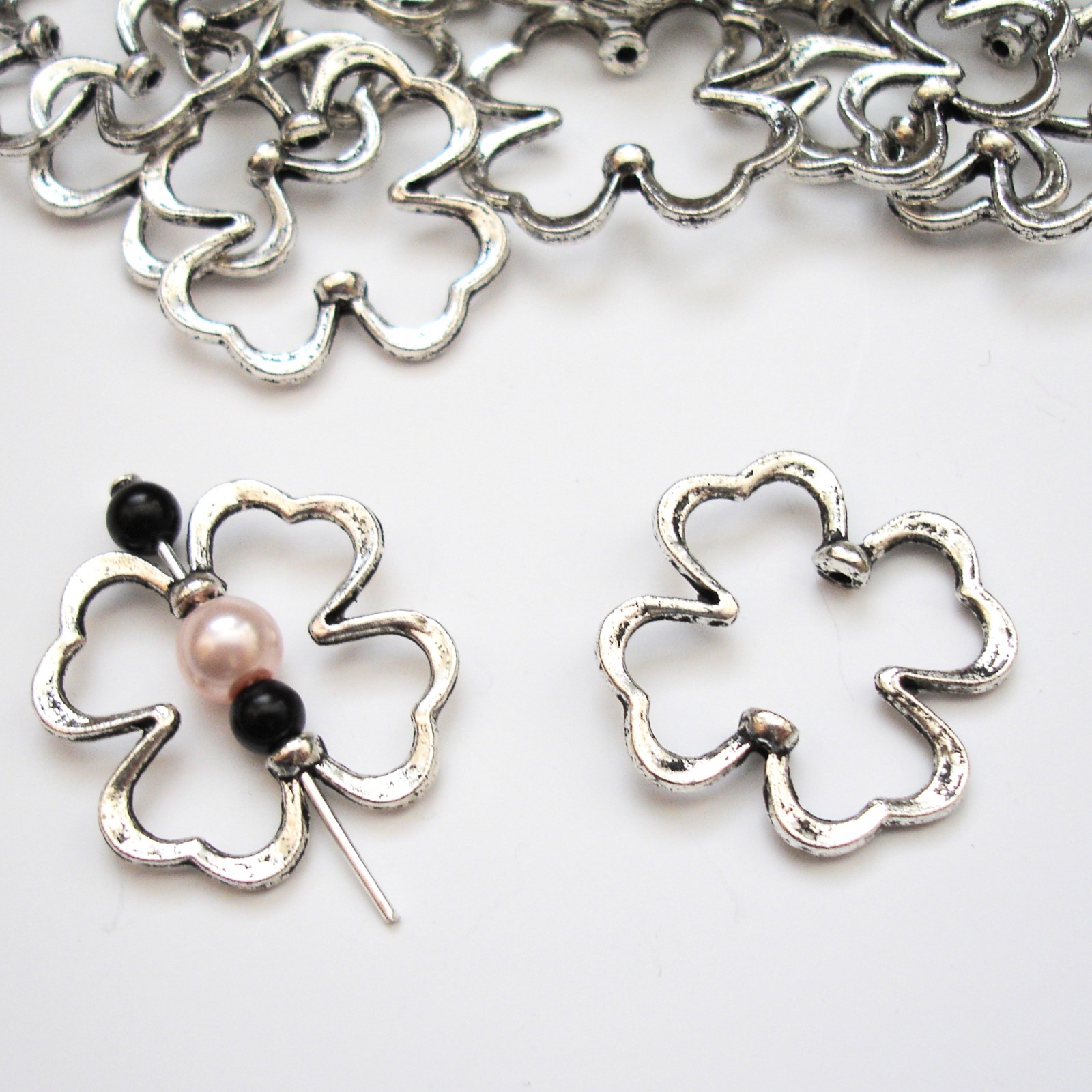 Kovový mezikus čtyřlístek - 2 ks -starostříbrný