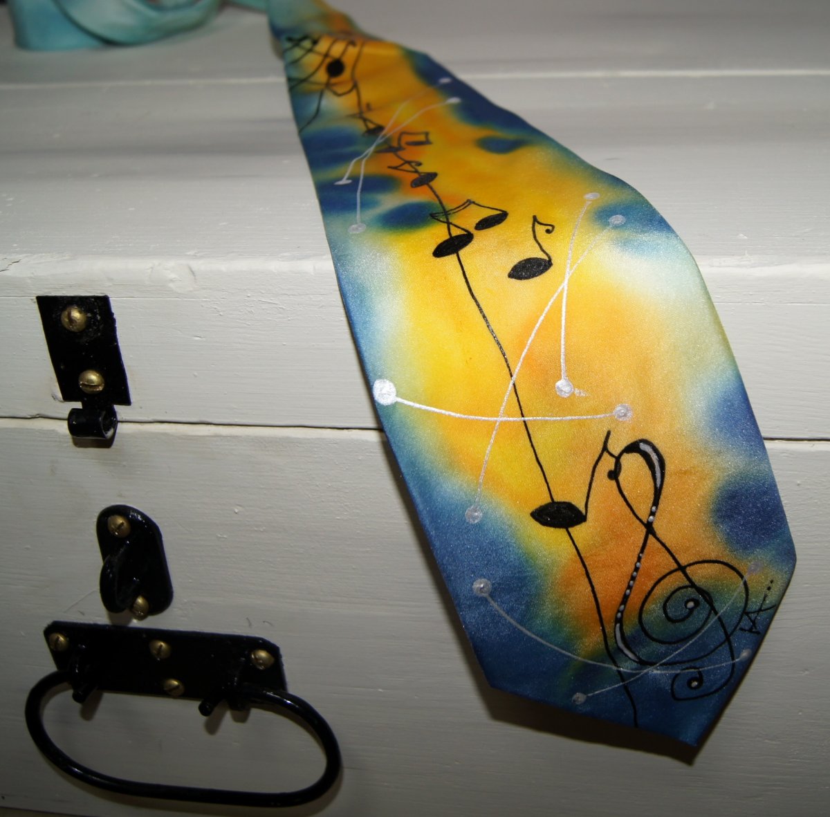 Malovaná kravata notičková-hudební modrá