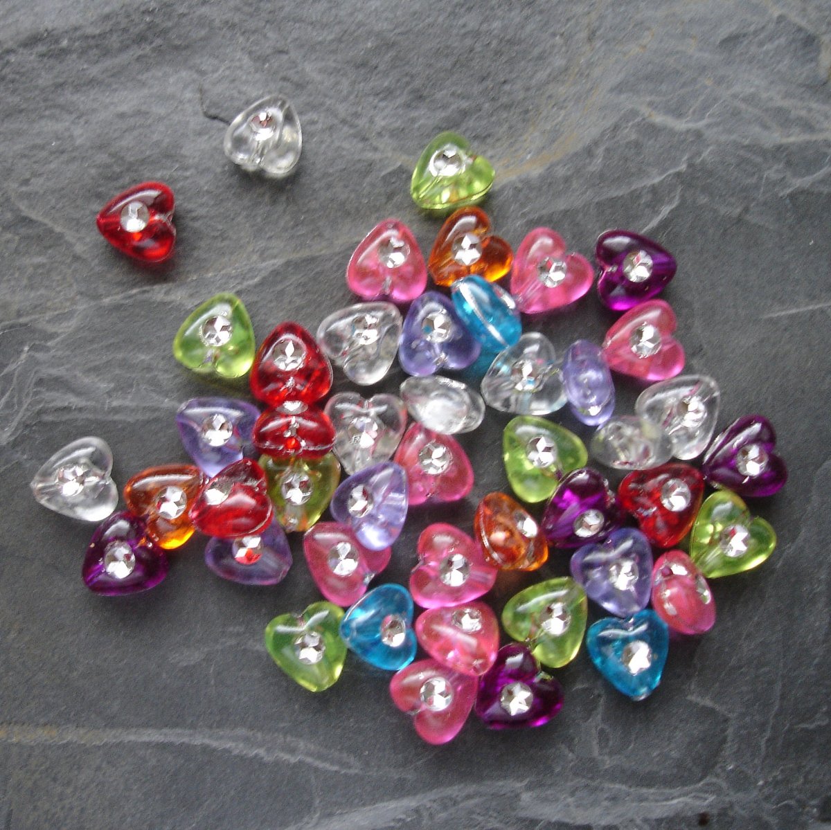 Plastová srdíčka s kamínkem 8x8mm mix - 20 ks