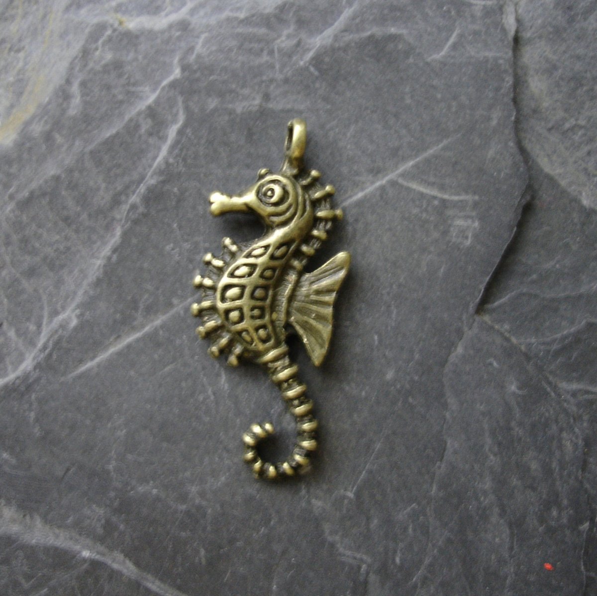 Přívěsek mořský koník 11x29mm - 1 ks - stromosazný