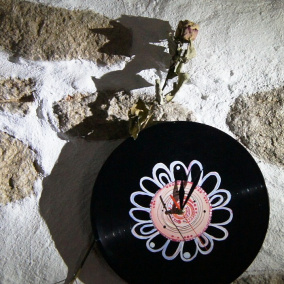 Originální vinylové hodiny v květu