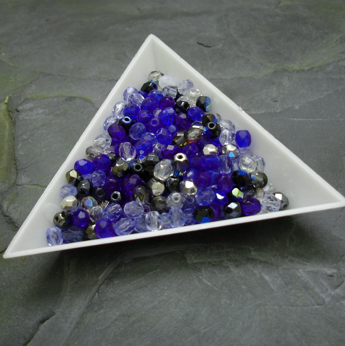 Broušené korálky 4mm mix modrý - 30 ks