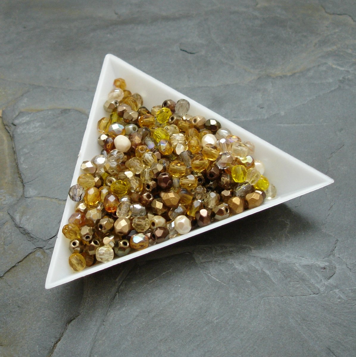 Broušené korálky 4mm mix žluto-zlatý - 30 ks