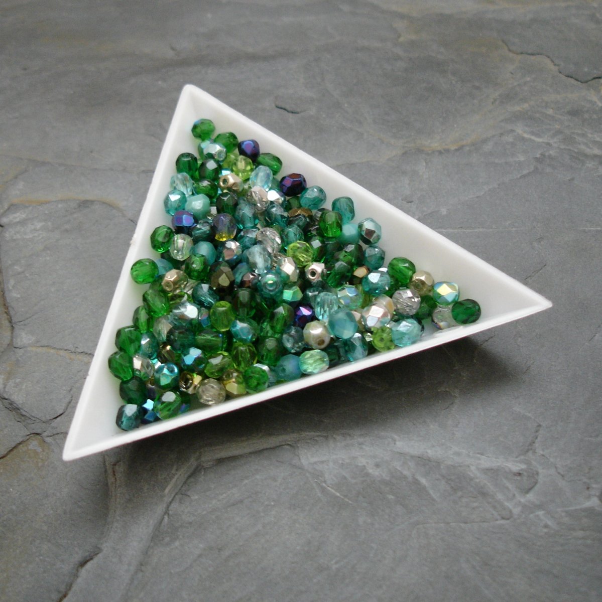 Broušené korálky 4mm mix zelený - 30 ks