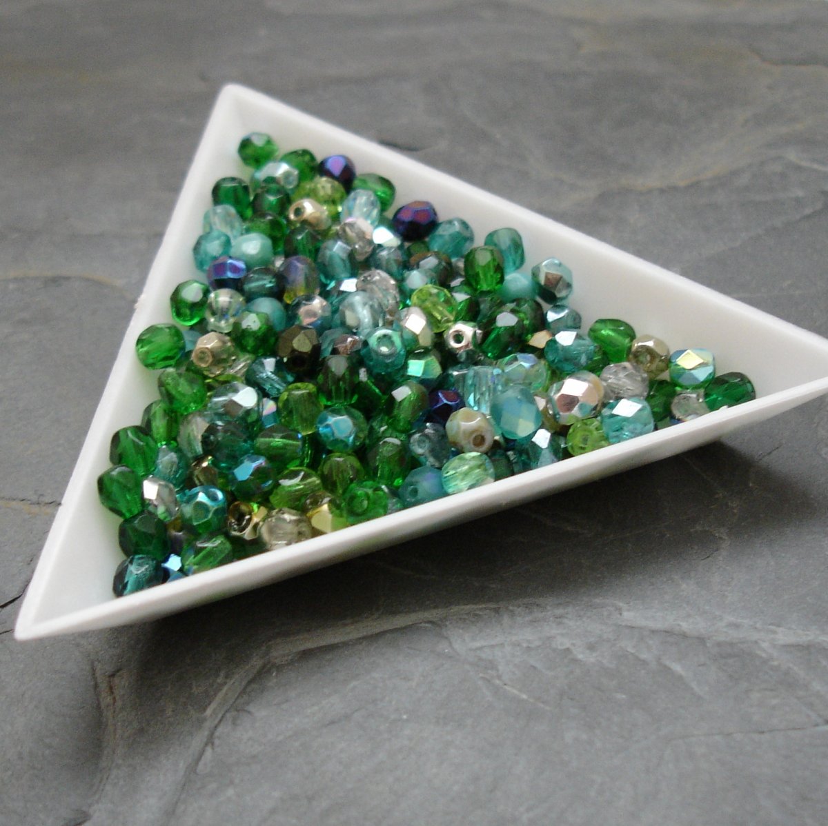 Broušené korálky 4mm mix zelený - 100 ks