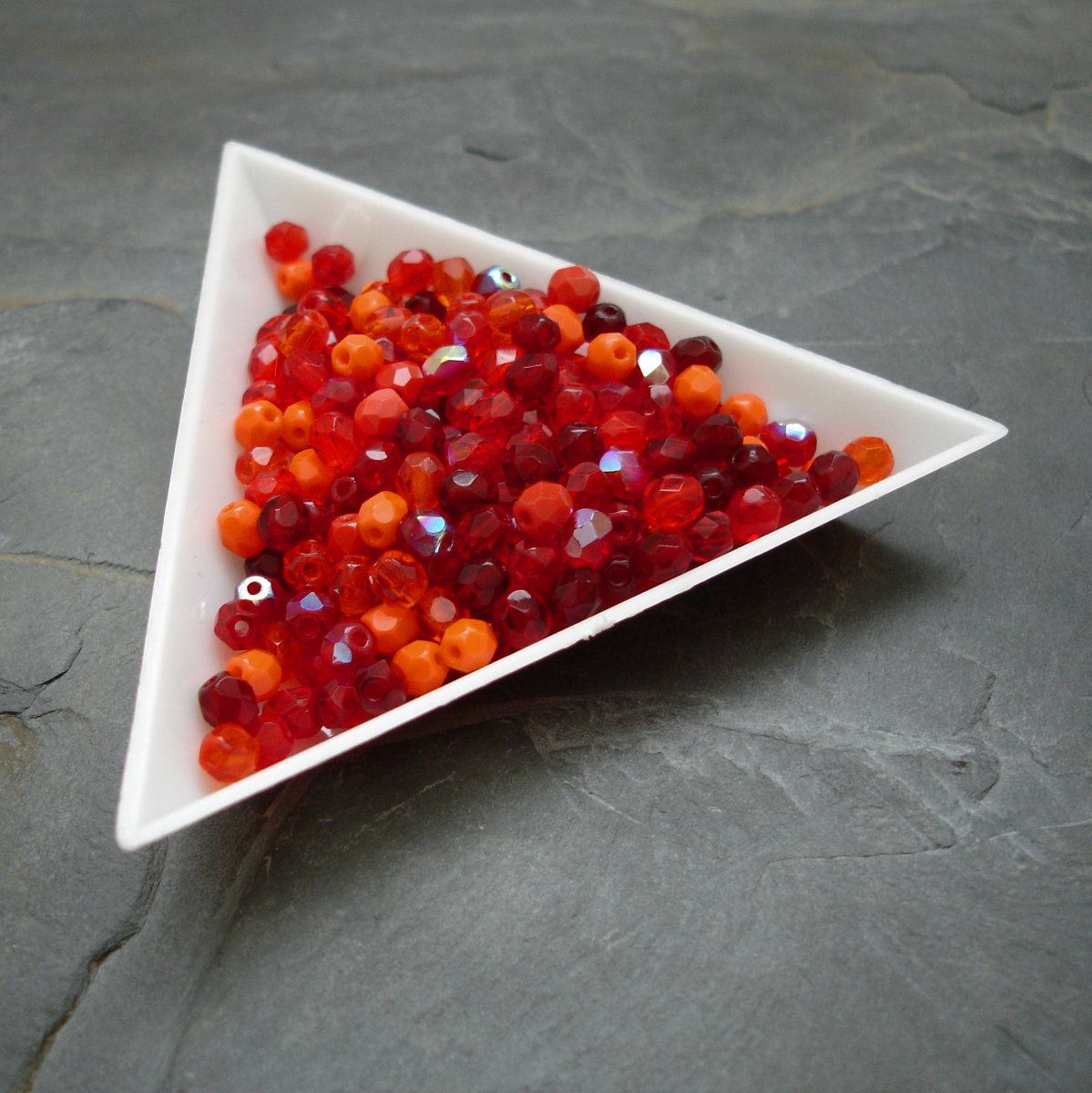 Broušené korálky 4mm mix červený - 30 ks