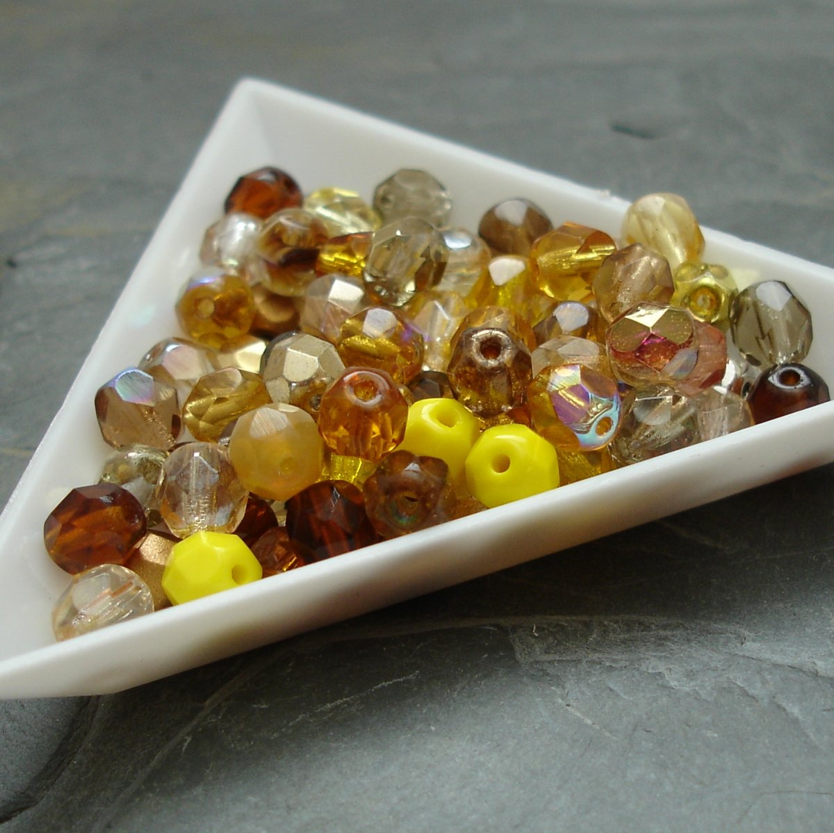 Broušené korálky 6mm mix žlutý - 20 ks