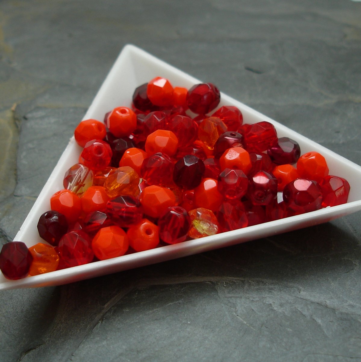 Broušené korálky 6mm mix červený - 20 ks