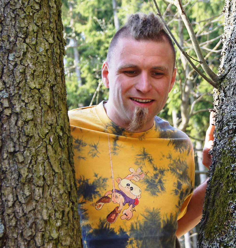 Veselé batikované triko pověšené