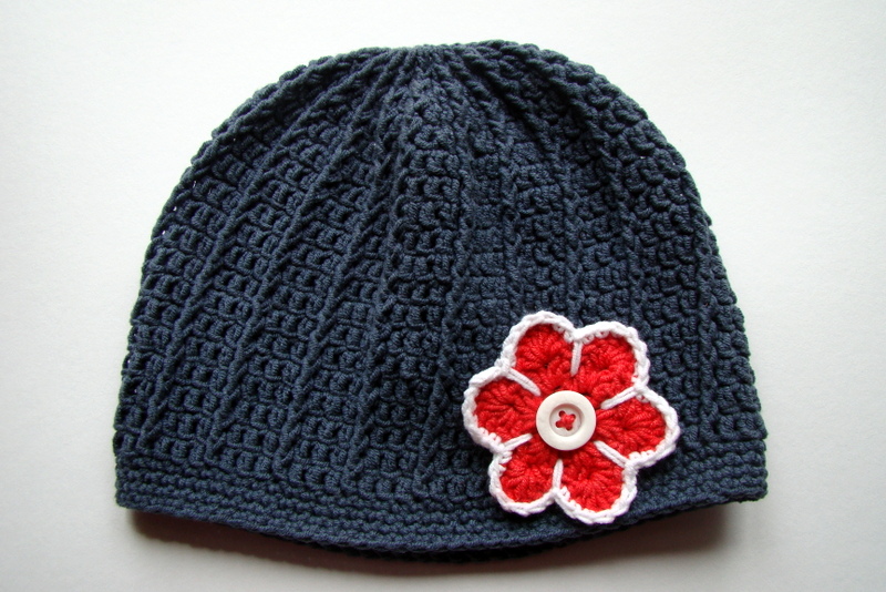 ...s červeným květem... háčkovaná čepička