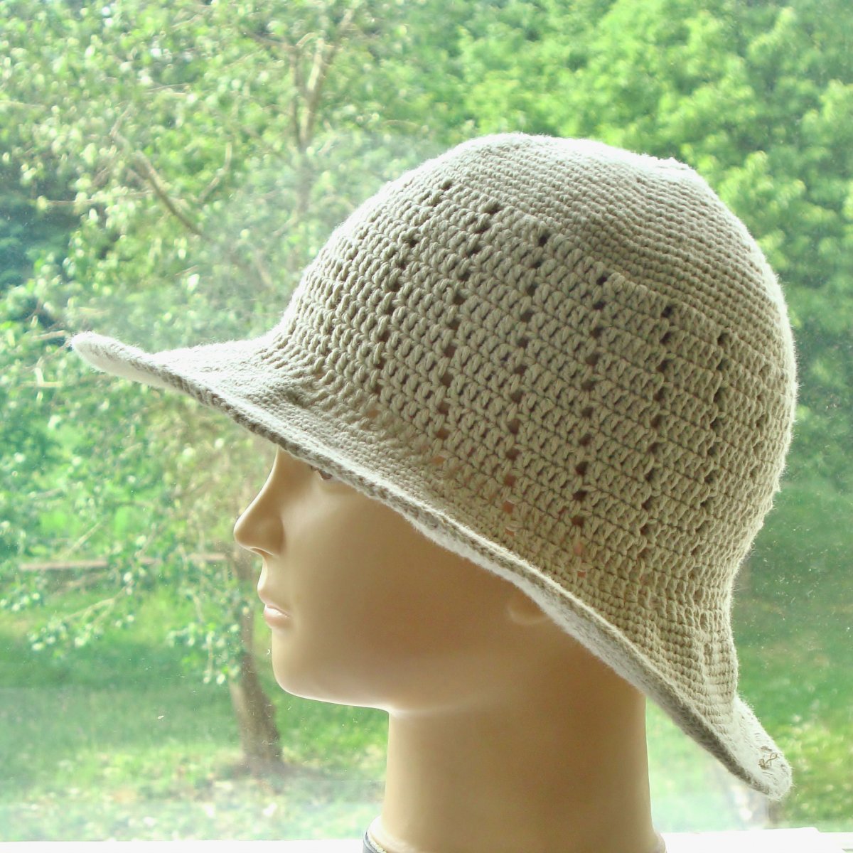 Letní háčkovaný klobouk