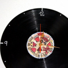Originální vinylové hodiny městečkové