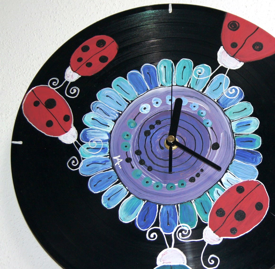 Originální vinylové hodiny beruškové IV