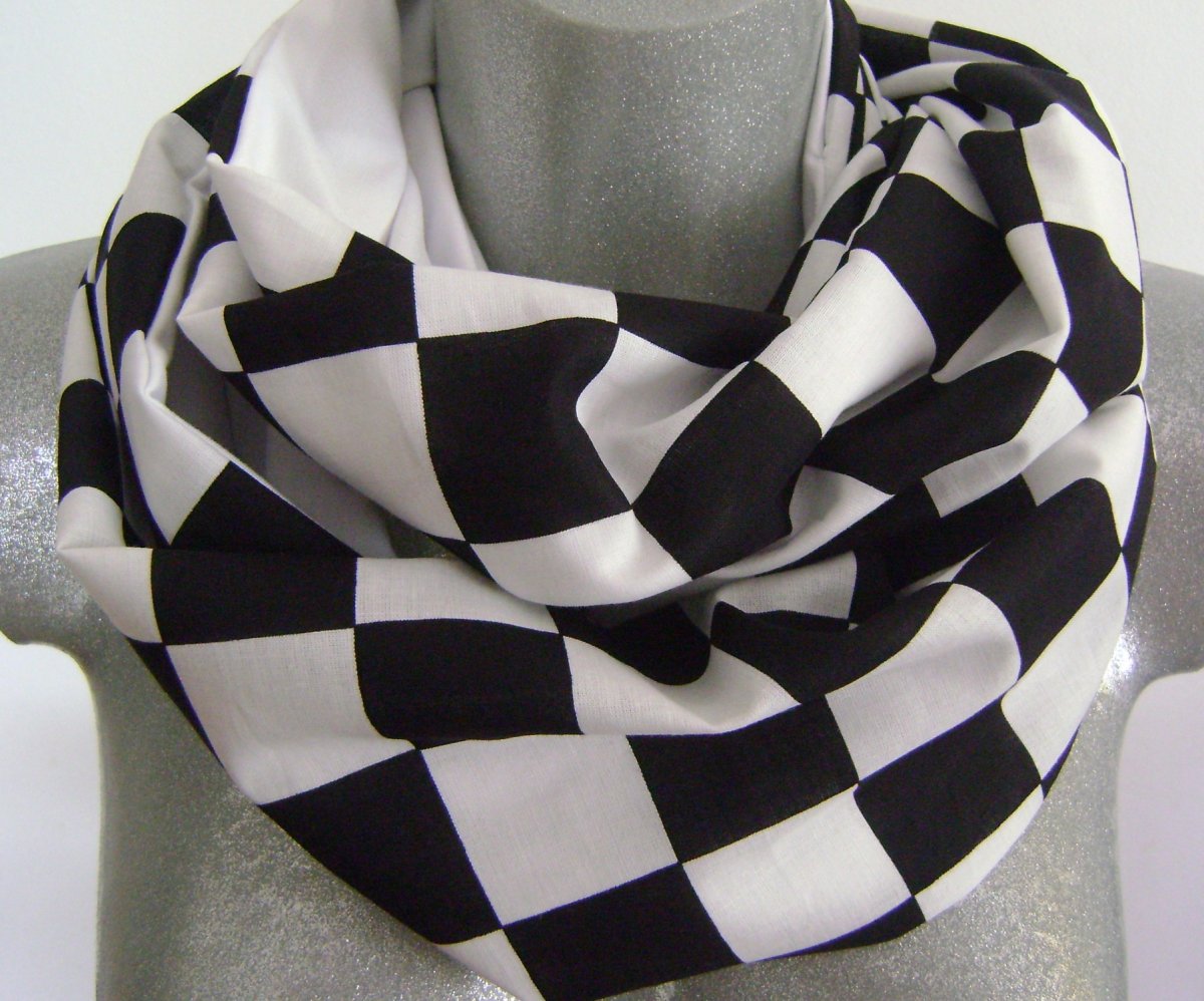 nekonečná šála Šachy bílé