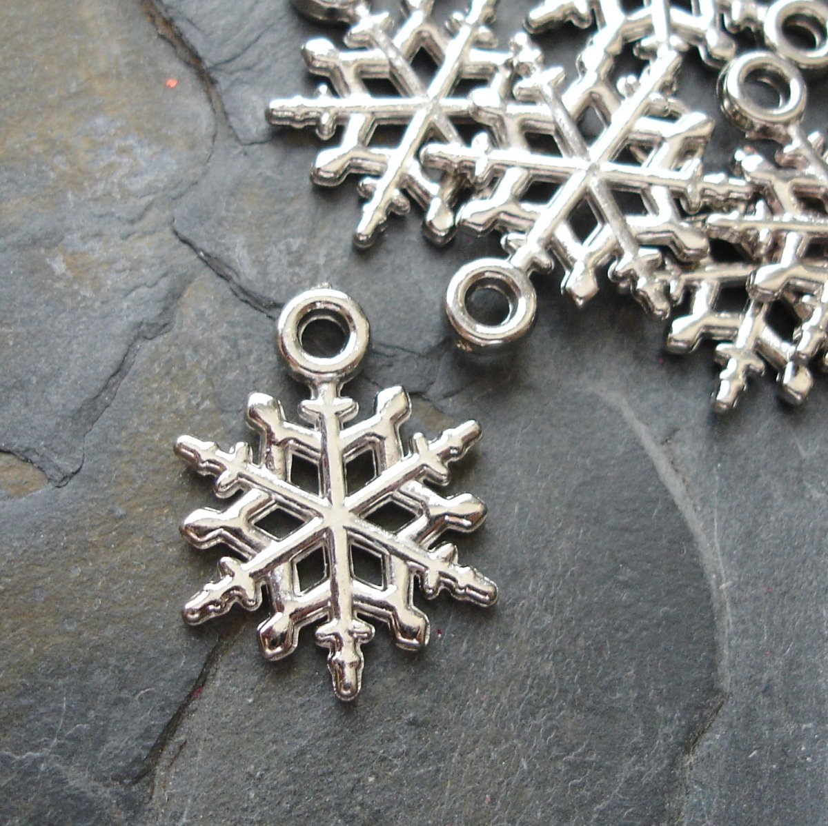 Plastový přívěsek vločka cca 17mm - 10 ks -SST