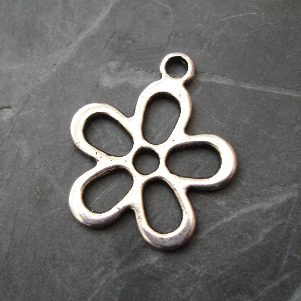 Přívěsek kytka 21 mm - 2ks - starostříbrný