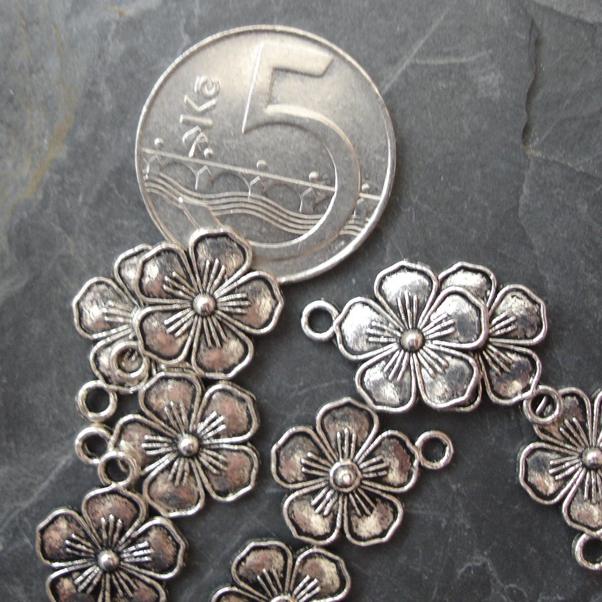 Přívěsek kytka 13 mm - 10 ks