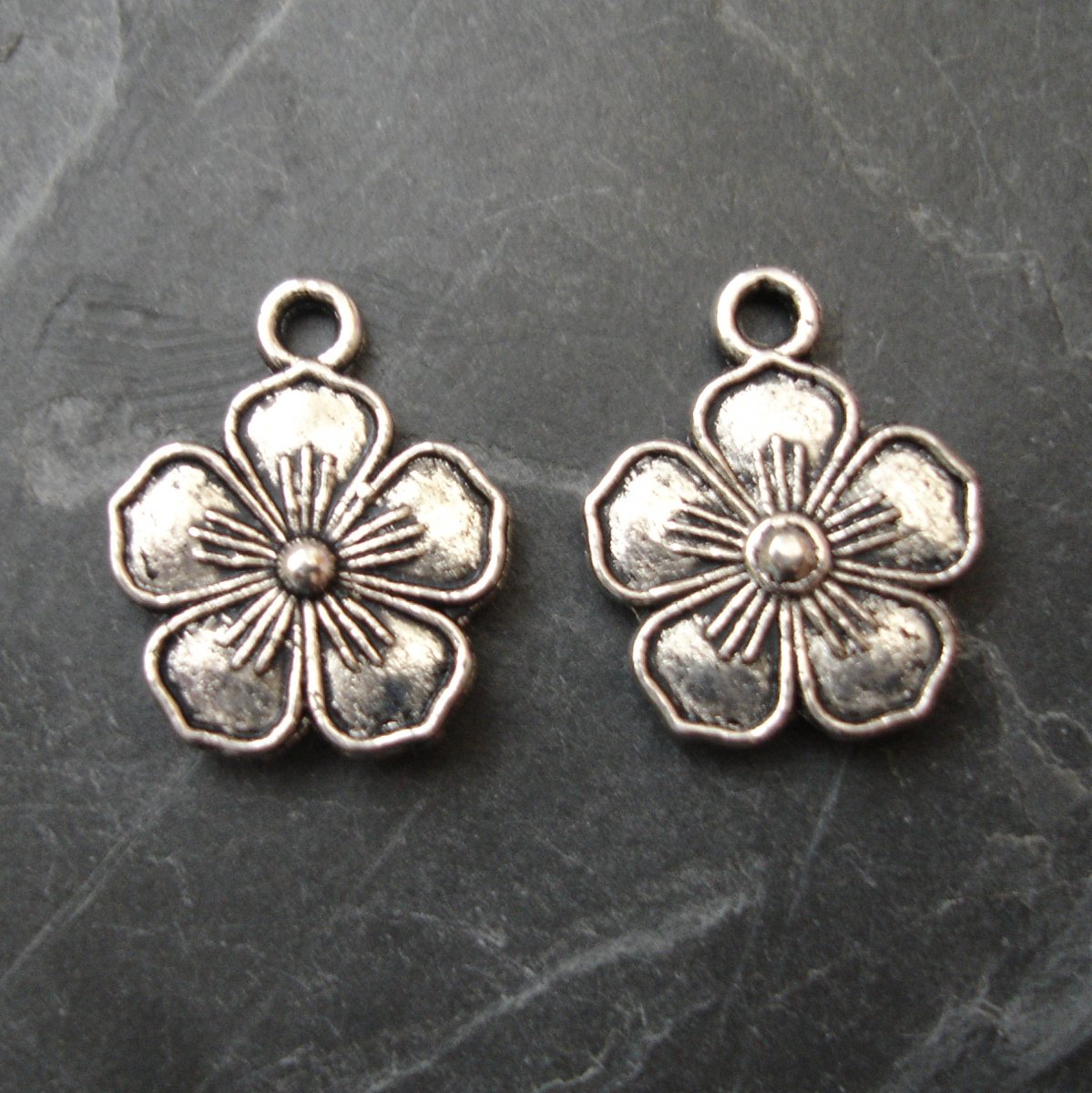 Přívěsek kytka 13 mm - 2ks