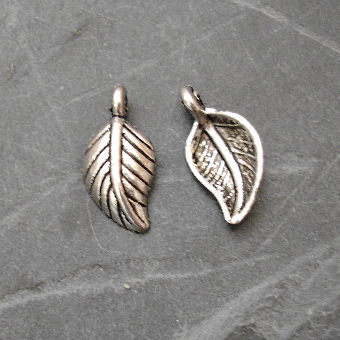 Přívěsek lísteček 7x14 mm - 5 ks - starostříbrný