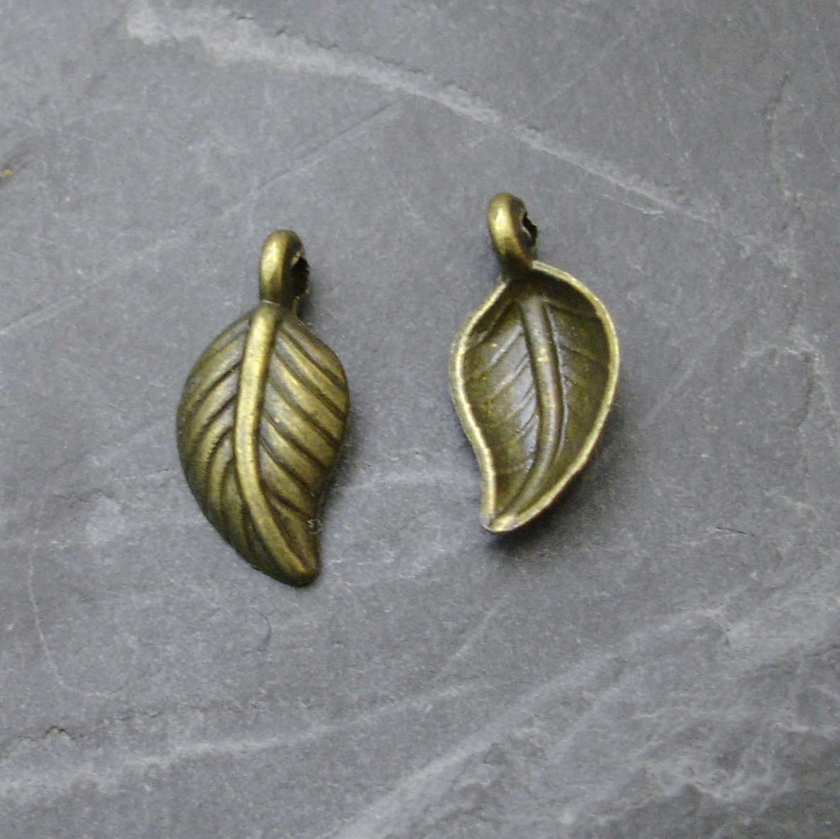 Přívěsek lísteček 7x14 mm - 5 ks - starobronzový