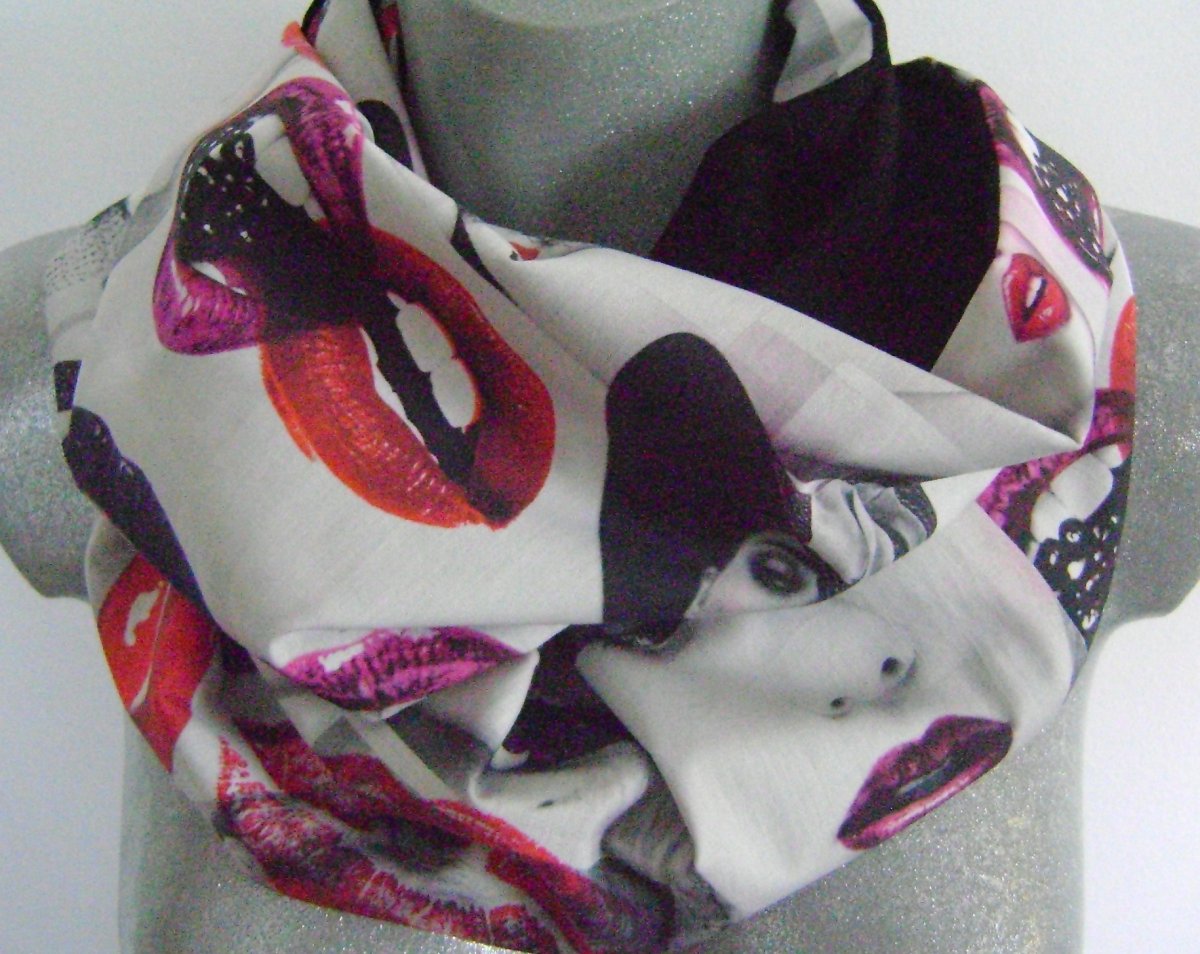 nekonečná šála Rty