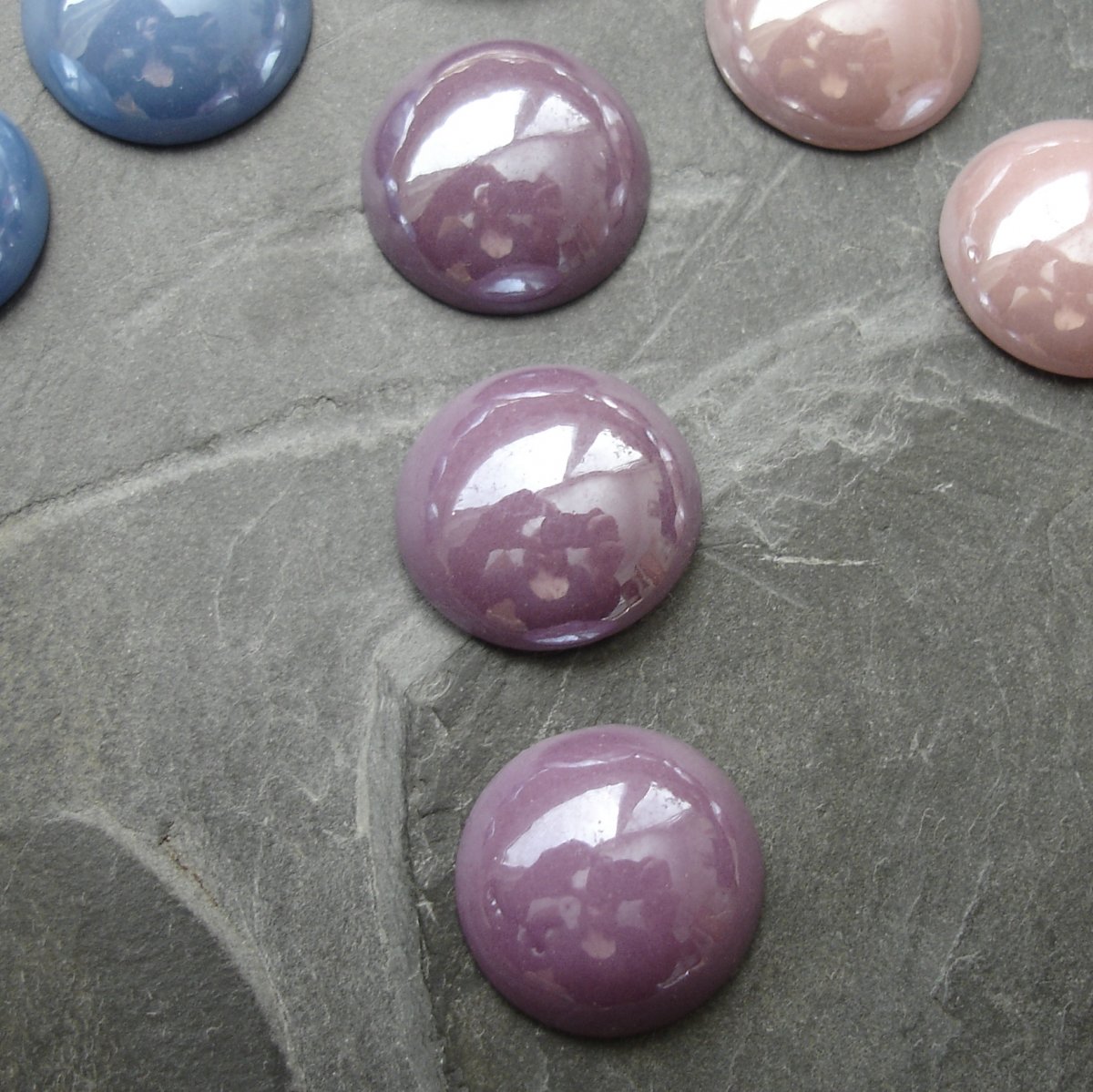 Skleněný kabošon 14mm - fialový - 2 ks