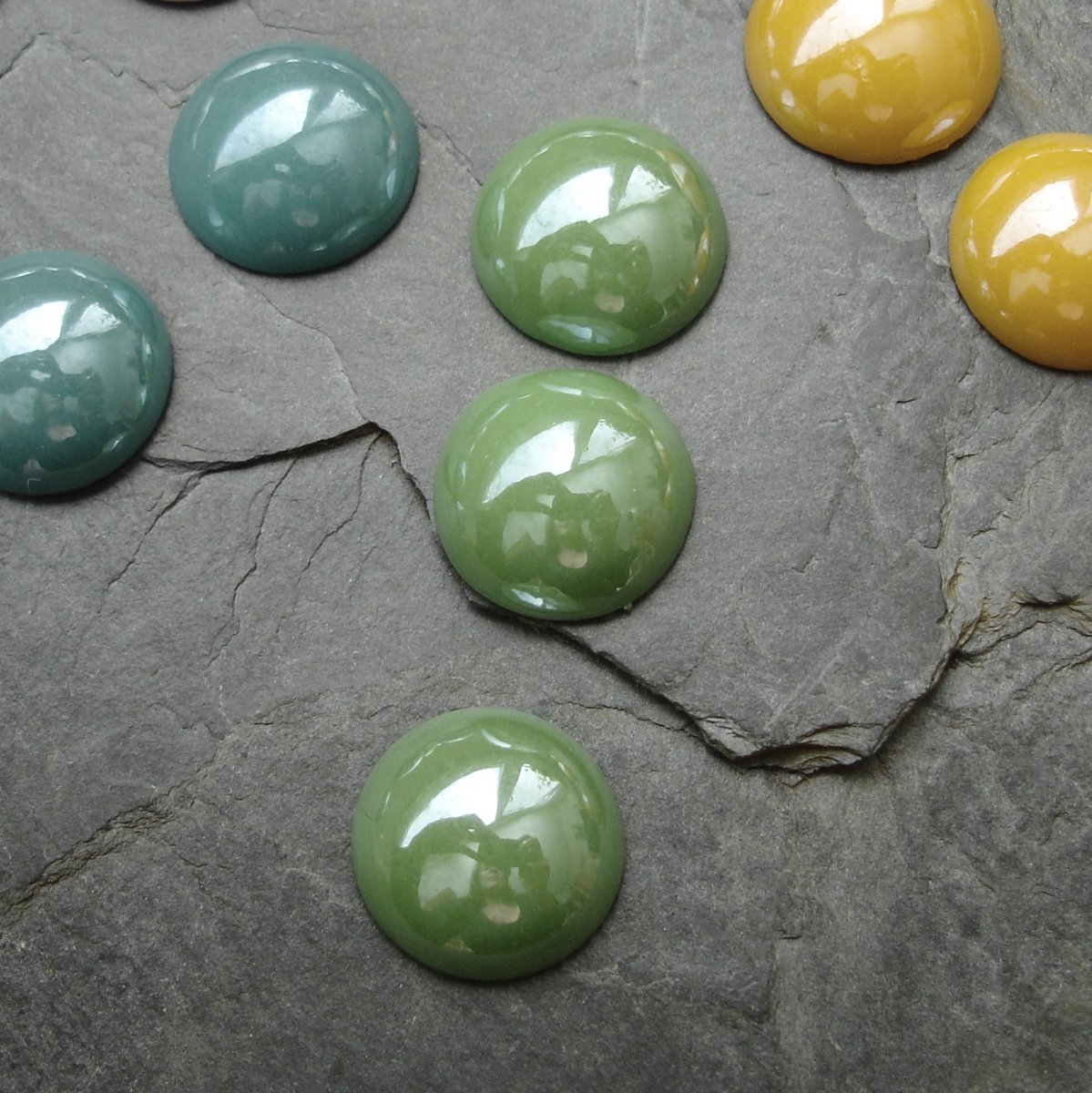 Skleněný kabošon 14mm - zelený - 2 ks